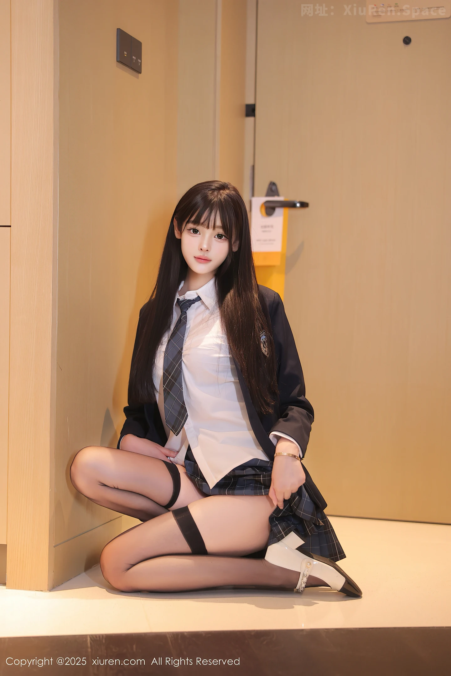 图片[6]-[XiuRen秀人网] VOL.9853 模特余安安性感JK制服露黑色蕾丝内衣配黑丝袜秀凹凸身材诱惑写真85P-秀人网官方网站